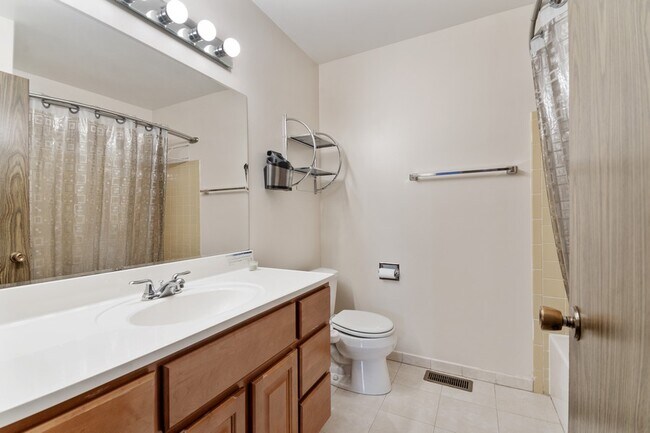 Building Photo - 402 Pinetree Ln