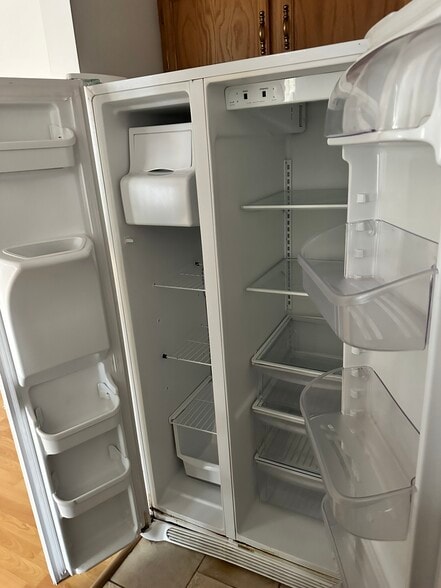 Fridge - 106 Lullwater Dr