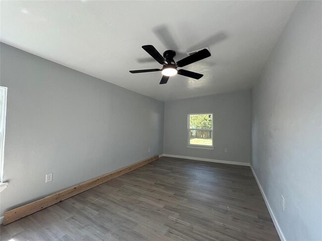 Building Photo - 304 N Tucker Ave