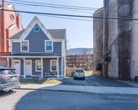 Building Photo - 2 Tioronda Ave