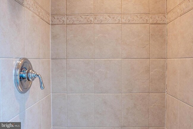 Building Photo - 204 Seneca Way