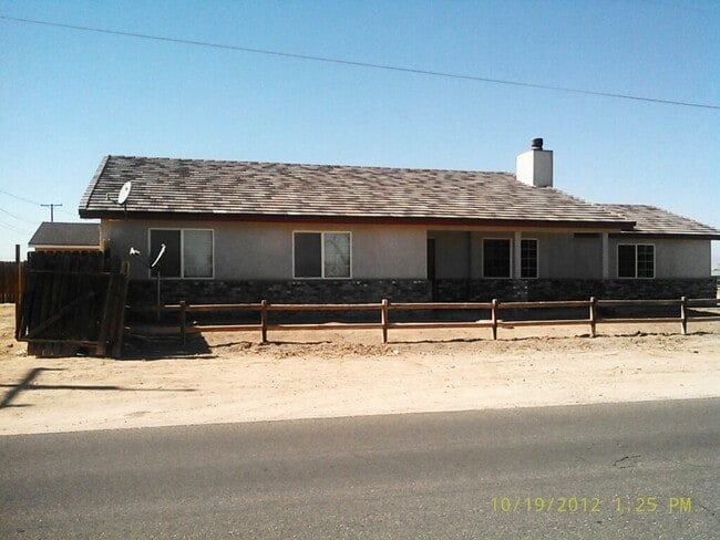 Building Photo - Charming Corner Home Located in North Cal ...