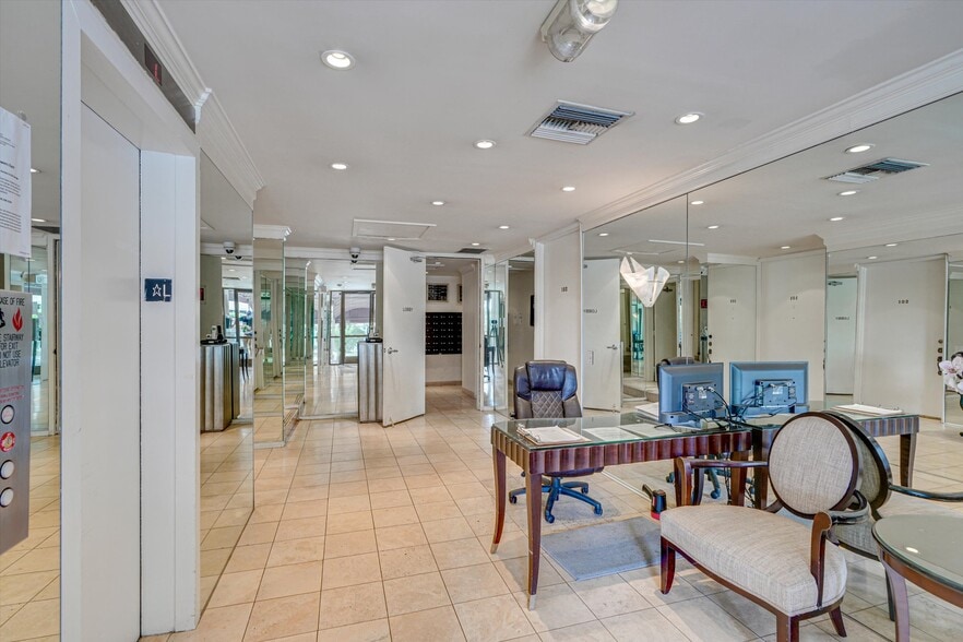 Building Photo - 10747 Wilshire Blvd