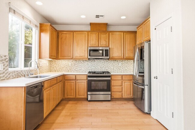 Building Photo - Beautiful single 4 Bed, 2.5 Bath Family Home in Quiet Neighborhood!