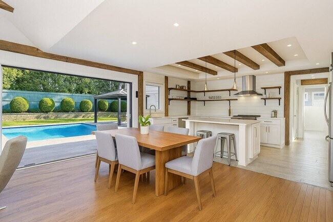 Building Photo - 91 Pantigo Rd