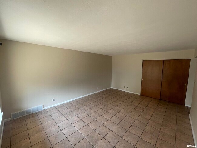 Building Photo - 216 Westshore Dr