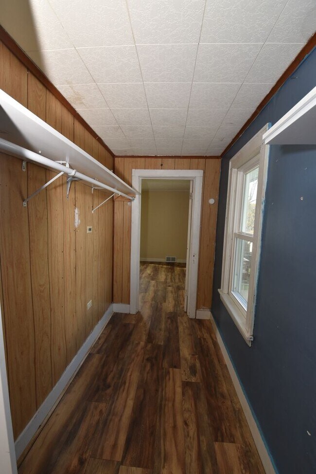 Building Photo - 135 E Eckman St