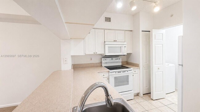 Building Photo - 17150 N Bay Rd