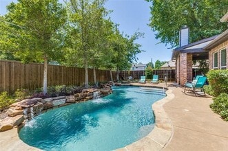 Building Photo - 4008 N Cresthaven Rd
