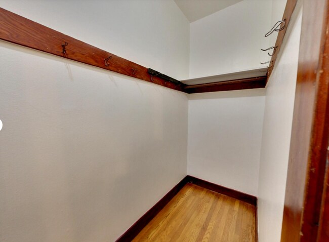 Building Photo - Expansive Top-Floor Richmond Flat | 2BD + Sunroom | Parking Included | Nearly 1,900 Sq. Ft.