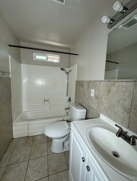 Building Photo - 582 Angelus St