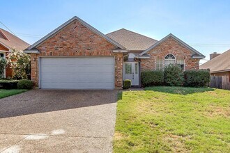 Building Photo - Open Floorplan with 3 Bed, 2 Bath Home in Established Neighborhood- Fort Worth- 76120
