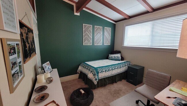 Building Photo - Cute 3 bedroom house in