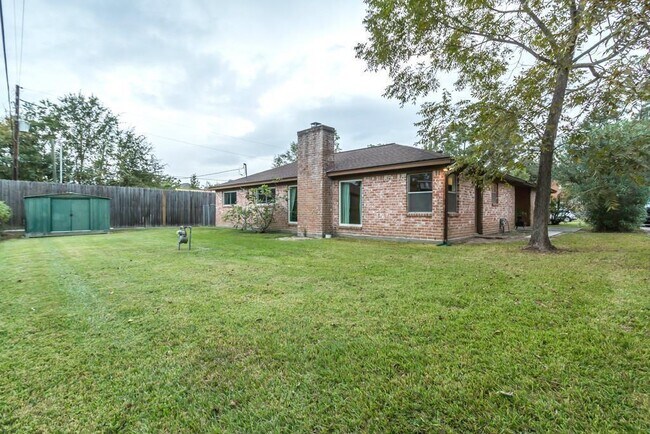 Building Photo - 805 Thornwood Dr