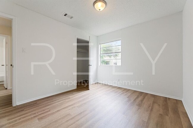 Building Photo - 302 Algerita Dr