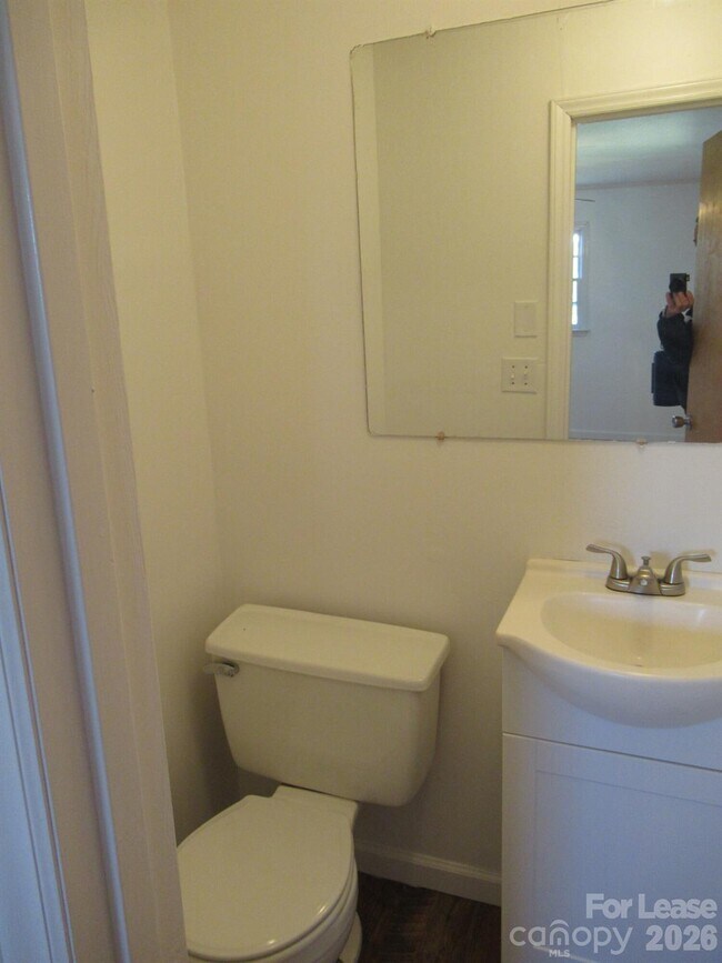 Building Photo - 1330 Davis Rd