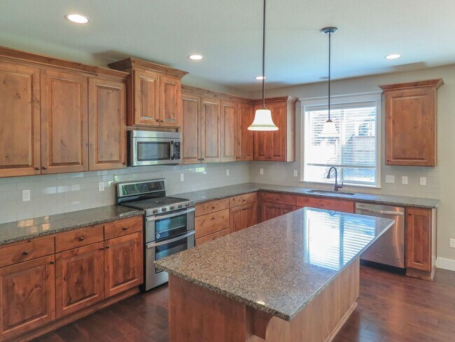 Building Photo - 5 Bedroom 3 Bathroom home available in New...