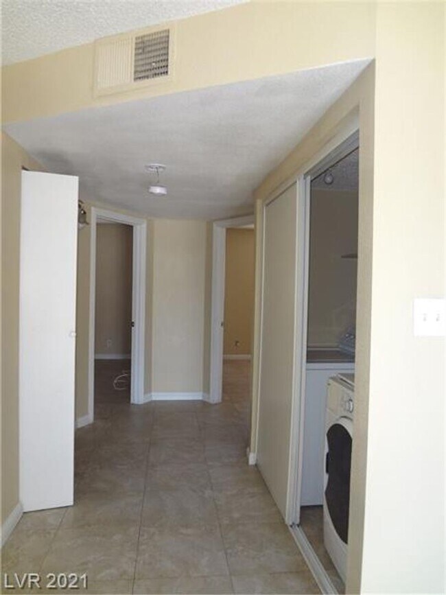 Building Photo - 5456 Cabeza Dr