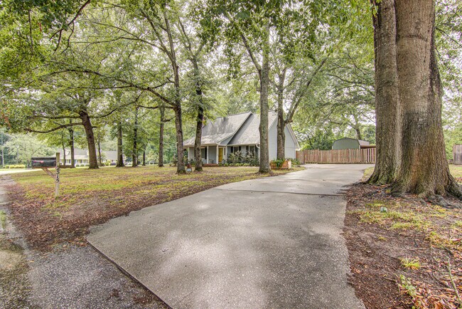 Building Photo - 2315 Treetop Ln