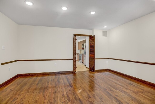 Building Photo - AMAZING SPACIOUS END UNIT TOWNHOUSE IN PRIME LOCATION