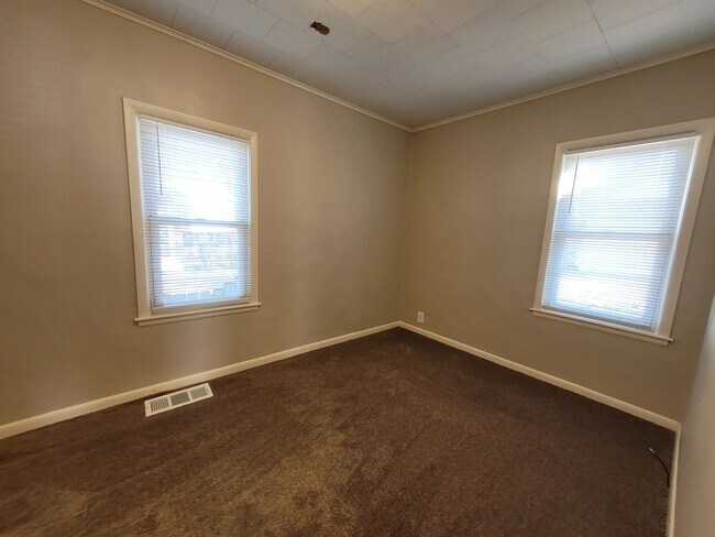 Building Photo - Pet Friendly 2 Bedroom Home with detached garage!