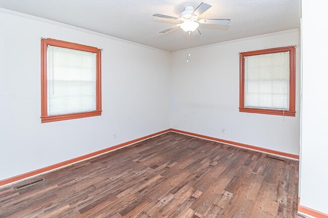 Building Photo - Brick Ranch in Pikeville! Lawn care included!