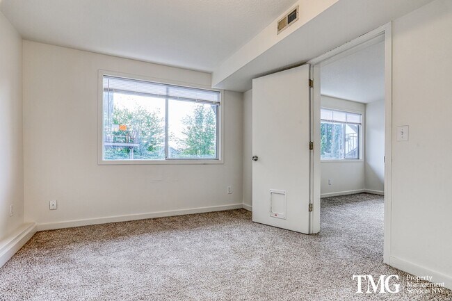 Building Photo - Spacious 4BR Townhome with AC, W/D, Garage...