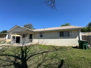 Building Photo - 2 bedroom/1 bath available for IMMEDIATE M...