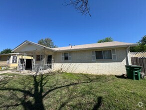 Building Photo - 2 bedroom/1 bath available for IMMEDIATE M...