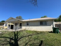 Building Photo - 2 bedroom/1 bath available for IMMEDIATE M...