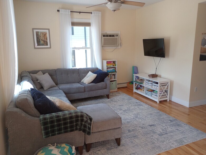 Sunny living room - 28 Robbins St