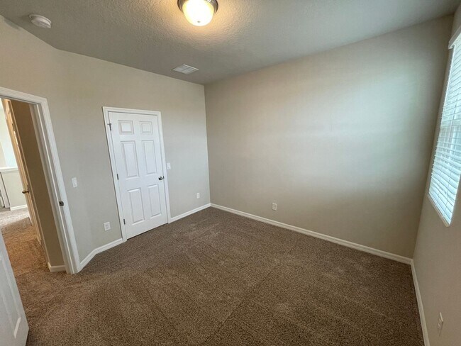 Building Photo - Spacious 3 Bedroom, 2.5 Bath Townhome in L...
