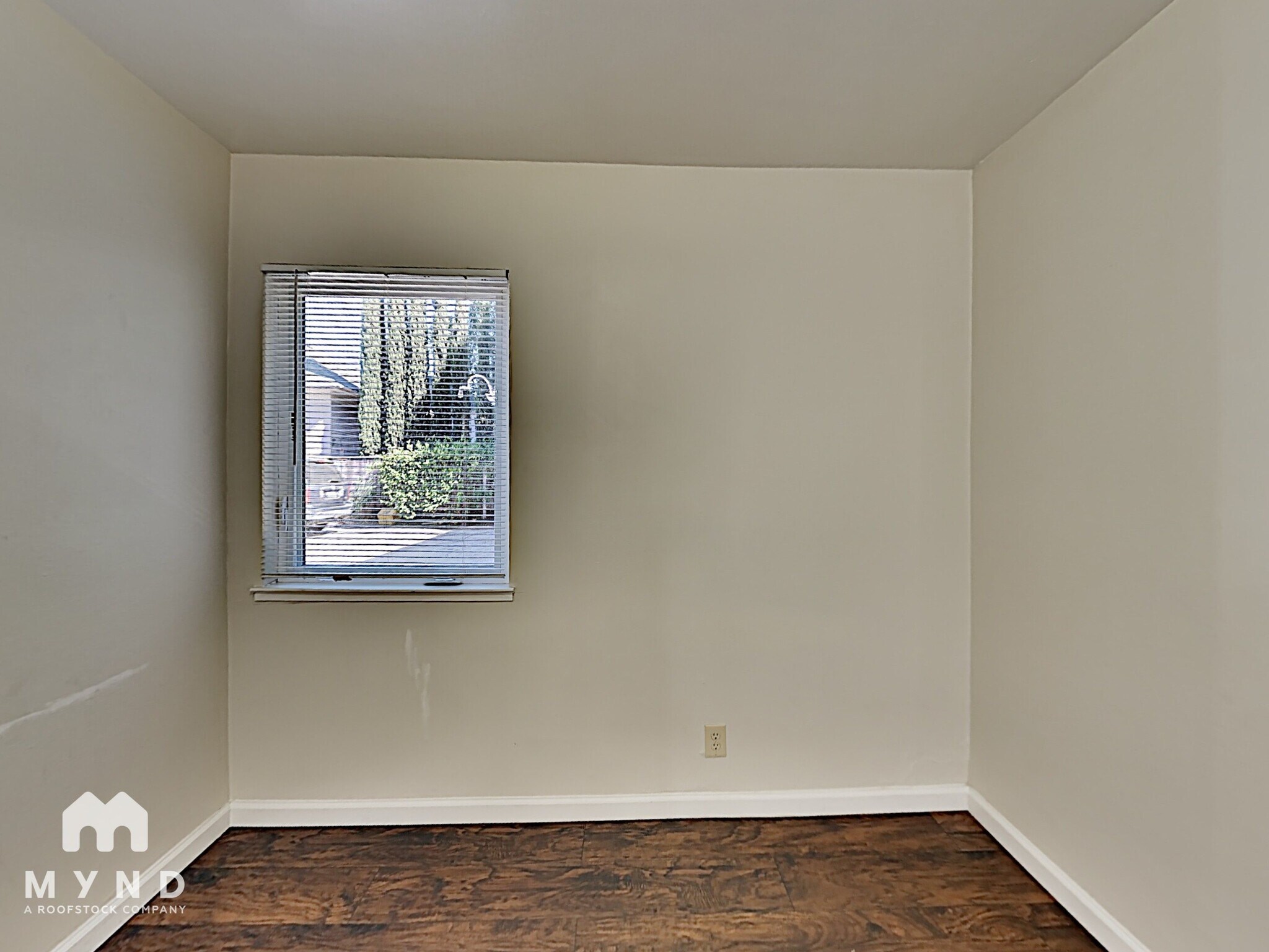 Building Photo - 353 N 7th St