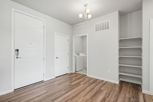 Building Photo - Updated 2 Bed / 2 Bath Corner Condo in Parker – Ground Level Convenience!