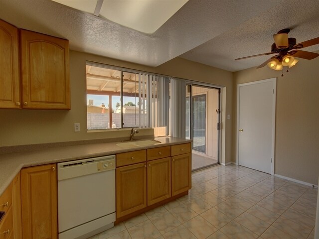 Building Photo - 651 E Glade Ave