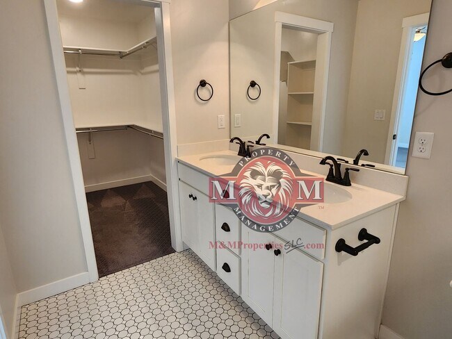Building Photo - Great 3 Bd 2 Ba Townhome 2 Car Garage