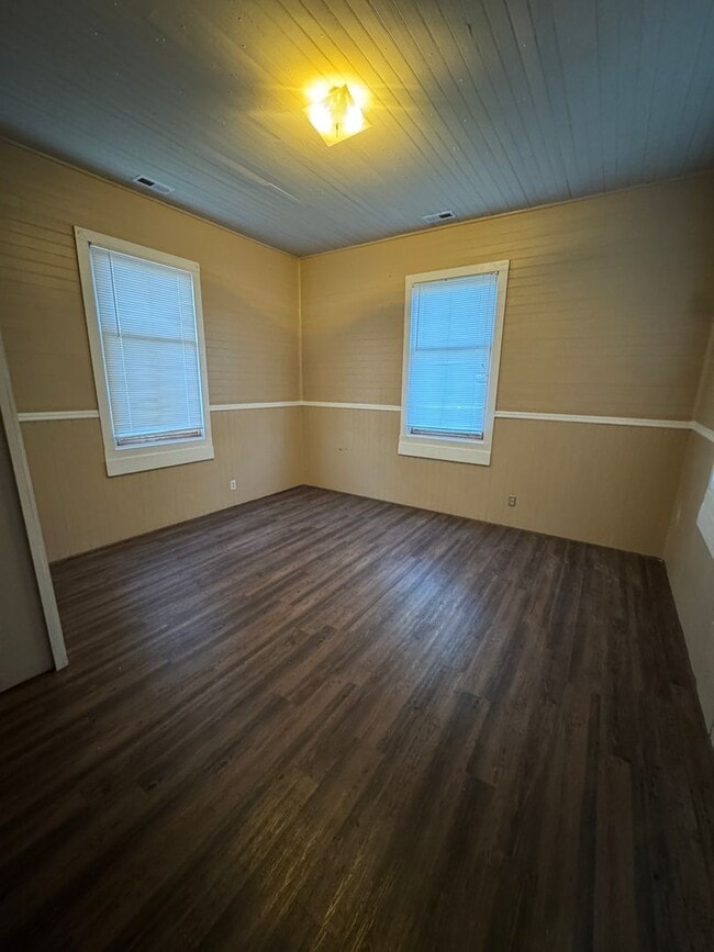 Building Photo - 516 Mountain St NW