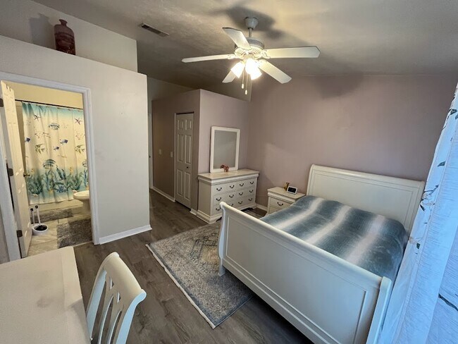 Bedroom 2 - 3901 SW 20th Ave