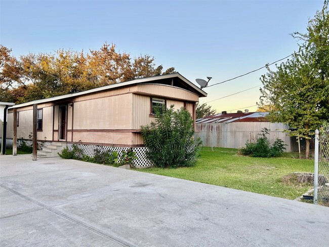 Building Photo - 13819 Eagle Pass St