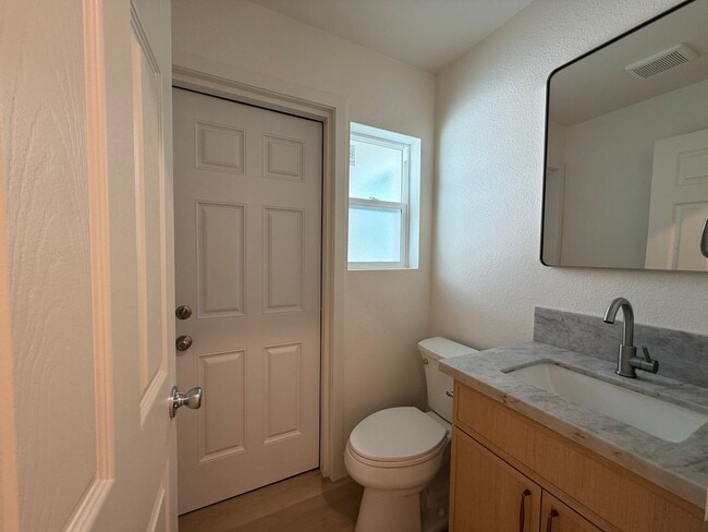 Building Photo - Gorgeous 3 bedrooms, 2.5 baths home