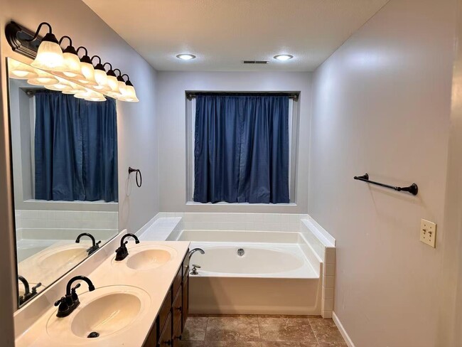 Building Photo - 1110 Brookedale Ct