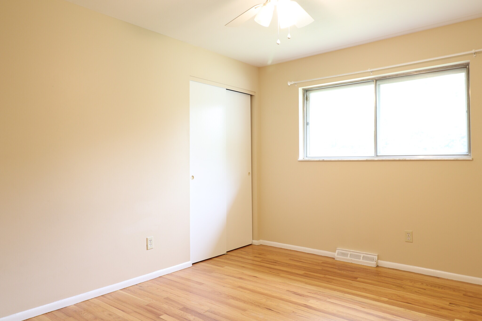 Building Photo - 235 Towercliffe Dr