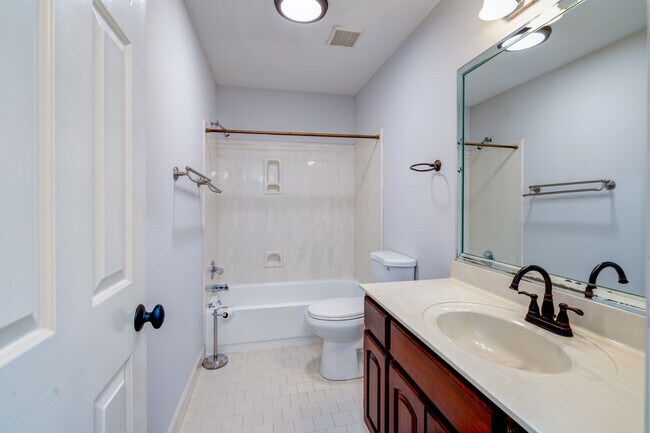 Building Photo - 60 Ravenwood Hills Cir