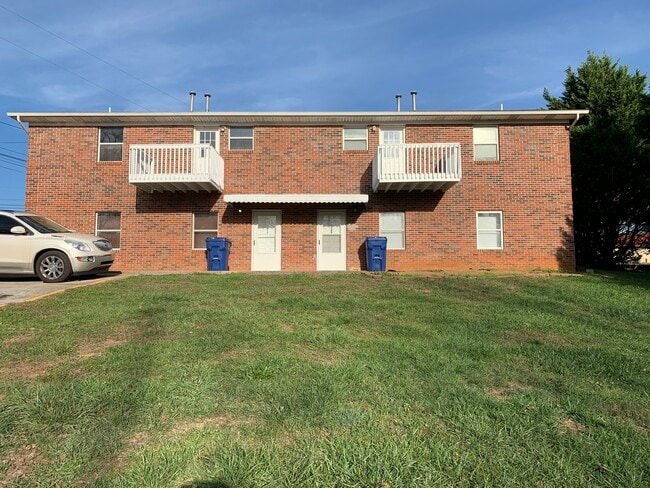 Building Photo - 1525 Meadow Spring Dr