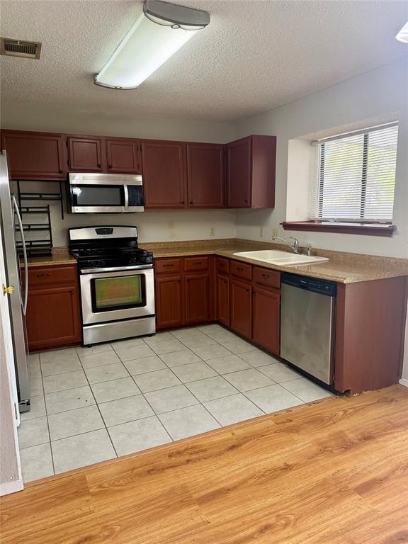 Building Photo - 1707 Honeysuckle Ln