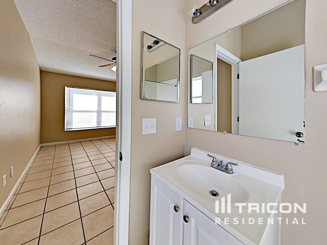 Building Photo - 1166 Tyler Lake Cir