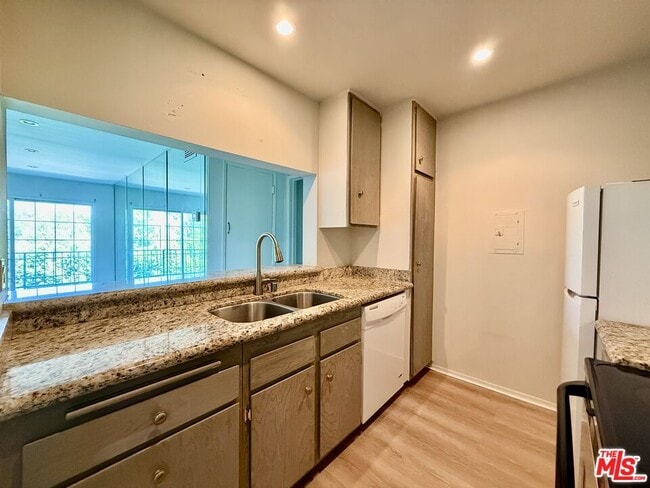 Building Photo - 5460 White Oak Ave