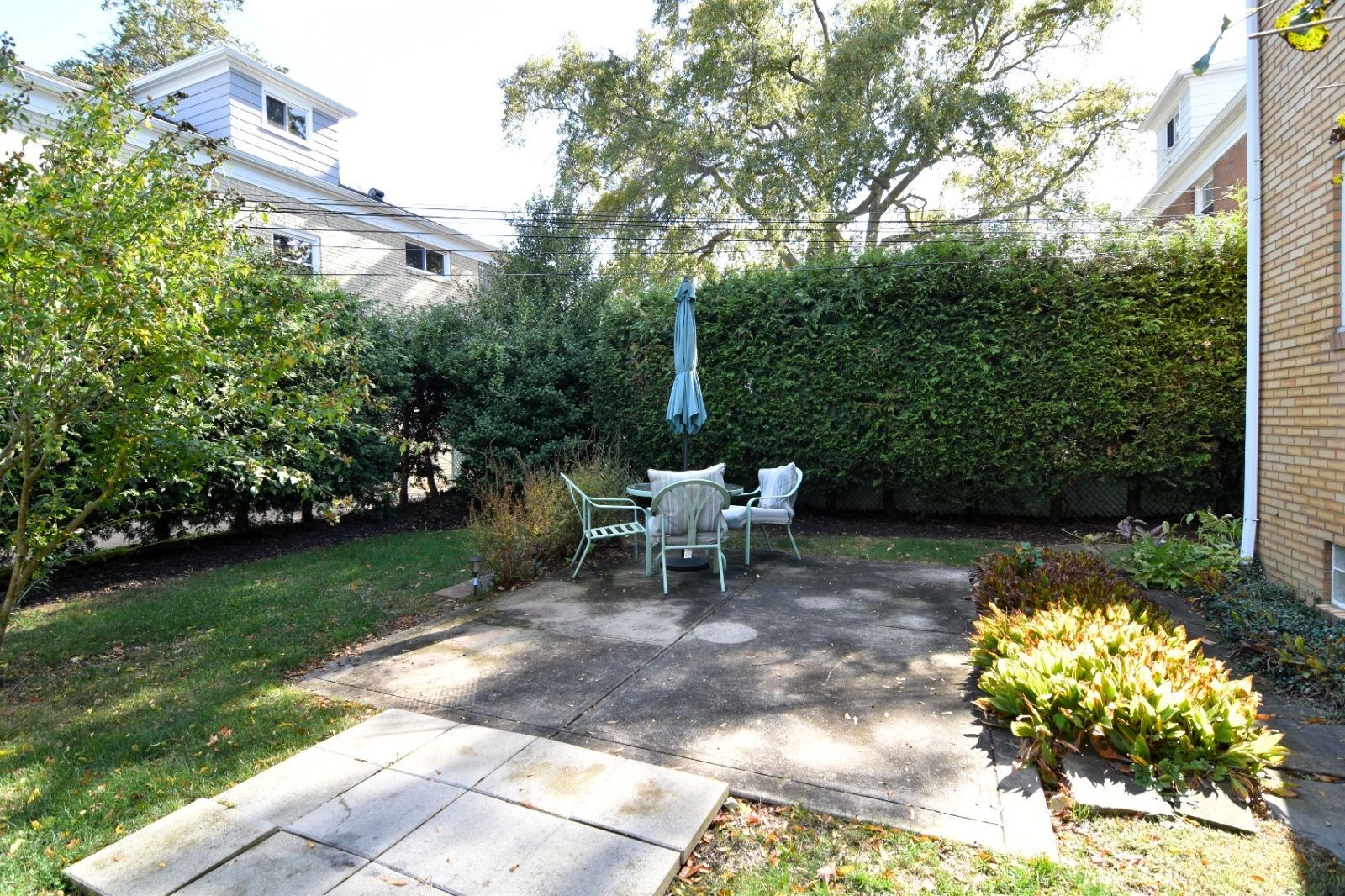 Building Photo - 2025 Riverside Dr