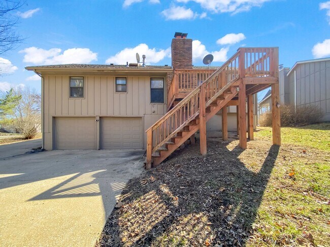 Building Photo - Charming 3-Bed, 2-Bath Home in Lees Summit with 2 Car Garage