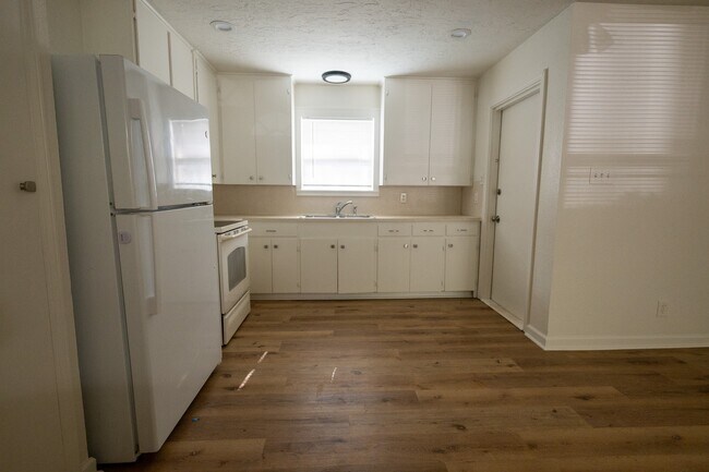 Building Photo - 1727 S Park